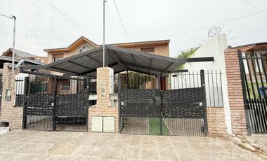 Casa alquiler Santa Genoveva, 2 dormitorios, 2 baños, jardín y cochera