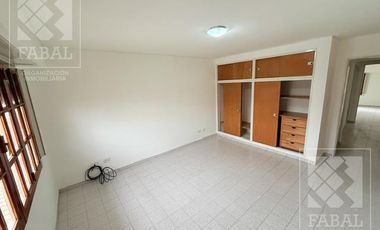 Casa alquiler Santa Genoveva, 2 dormitorios, 2 baños, jardín y cochera