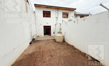 Casa alquiler Santa Genoveva, 2 dormitorios, 2 baños, jardín y cochera