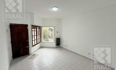 Casa alquiler Santa Genoveva, 2 dormitorios, 2 baños, jardín y cochera