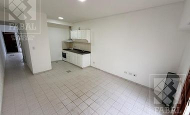 Casa alquiler Santa Genoveva, 2 dormitorios, 2 baños, jardín y cochera