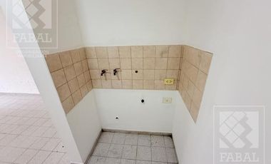 Casa alquiler Santa Genoveva, 2 dormitorios, 2 baños, jardín y cochera