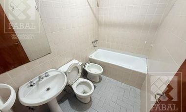 Casa alquiler Santa Genoveva, 2 dormitorios, 2 baños, jardín y cochera