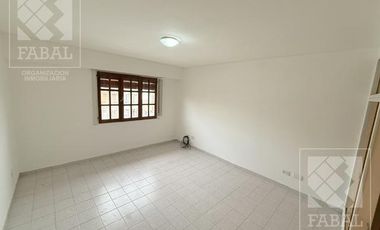 Casa alquiler Santa Genoveva, 2 dormitorios, 2 baños, jardín y cochera