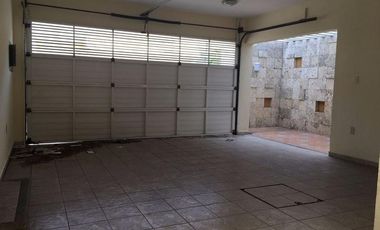 COSTA DE ORO, Casa en RENTA de 3 recamaras en esquina