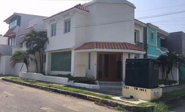 COSTA DE ORO, Casa en RENTA de 3 recamaras en esquina