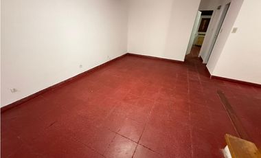 CHALET DE 5 AMBIENTES DESARROLLADO EN 2 PLANTAS, ZONA CONSTITUCION
