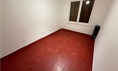 CHALET DE 5 AMBIENTES DESARROLLADO EN 2 PLANTAS, ZONA CONSTITUCION