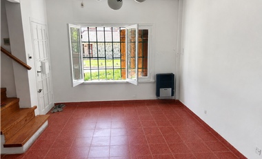 CHALET DE 5 AMBIENTES DESARROLLADO EN 2 PLANTAS, ZONA CONSTITUCION
