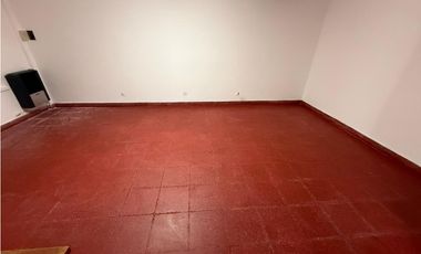 CHALET DE 5 AMBIENTES DESARROLLADO EN 2 PLANTAS, ZONA CONSTITUCION