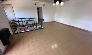 CHALET DE 5 AMBIENTES DESARROLLADO EN 2 PLANTAS, ZONA CONSTITUCION