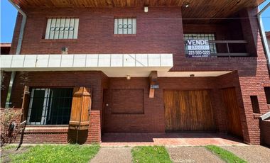 CHALET DE 5 AMBIENTES DESARROLLADO EN 2 PLANTAS, ZONA CONSTITUCION