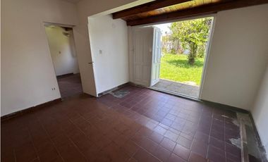 CHALET DE 5 AMBIENTES DESARROLLADO EN 2 PLANTAS, ZONA CONSTITUCION