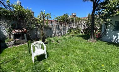 CHALET DE 5 AMBIENTES DESARROLLADO EN 2 PLANTAS, ZONA CONSTITUCION