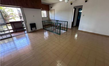 CHALET DE 5 AMBIENTES DESARROLLADO EN 2 PLANTAS, ZONA CONSTITUCION