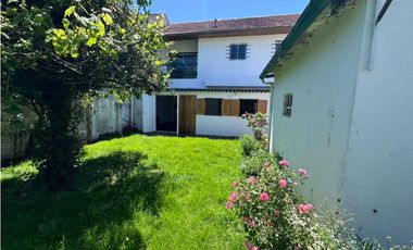 CHALET DE 5 AMBIENTES DESARROLLADO EN 2 PLANTAS, ZONA CONSTITUCION