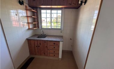 CHALET DE 5 AMBIENTES DESARROLLADO EN 2 PLANTAS, ZONA CONSTITUCION