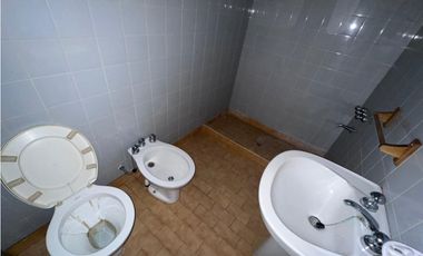 CHALET DE 5 AMBIENTES DESARROLLADO EN 2 PLANTAS, ZONA CONSTITUCION