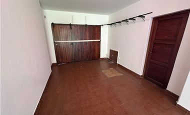 CHALET DE 5 AMBIENTES DESARROLLADO EN 2 PLANTAS, ZONA CONSTITUCION