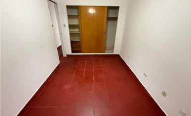 CHALET DE 5 AMBIENTES DESARROLLADO EN 2 PLANTAS, ZONA CONSTITUCION