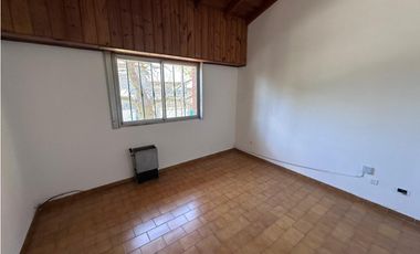 CHALET DE 5 AMBIENTES DESARROLLADO EN 2 PLANTAS, ZONA CONSTITUCION