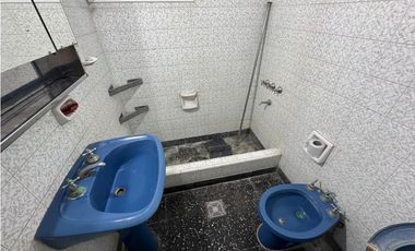 CHALET DE 5 AMBIENTES DESARROLLADO EN 2 PLANTAS, ZONA CONSTITUCION
