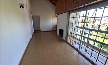 CHALET DE 5 AMBIENTES DESARROLLADO EN 2 PLANTAS, ZONA CONSTITUCION