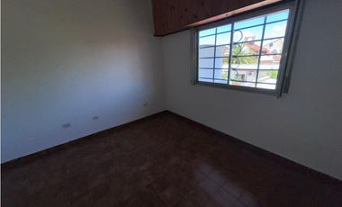 CHALET DE 5 AMBIENTES DESARROLLADO EN 2 PLANTAS, ZONA CONSTITUCION