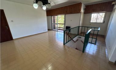 CHALET DE 5 AMBIENTES DESARROLLADO EN 2 PLANTAS, ZONA CONSTITUCION