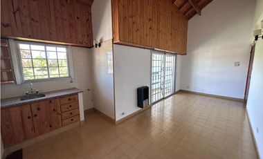 CHALET DE 5 AMBIENTES DESARROLLADO EN 2 PLANTAS, ZONA CONSTITUCION