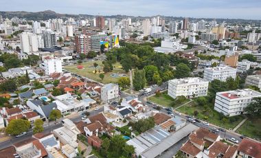 LOCAL CON OFICINAS Y 2 GALPONES SEMICENTRO TANDIL