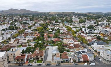 LOCAL CON OFICINAS Y 2 GALPONES SEMICENTRO TANDIL