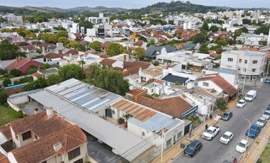 LOCAL CON OFICINAS Y 2 GALPONES SEMICENTRO TANDIL
