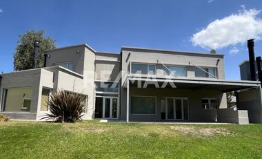 CASA EN VENTA B° LA COMARCA, CENTENARIO.