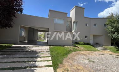 CASA EN VENTA B° LA COMARCA, CENTENARIO.