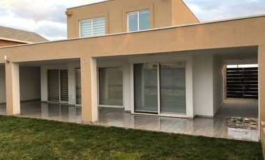 Casa en Arriendo en Impecable casa estilo mediterranea, en Condominio Laguna del Sol
