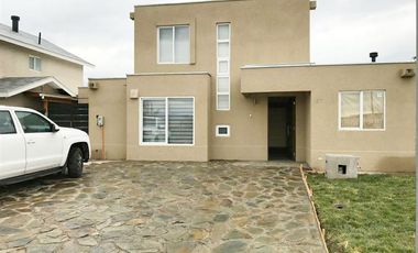 Casa en Arriendo en Impecable casa estilo mediterranea, en Condominio Laguna del Sol