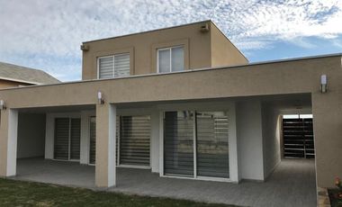 Casa en Arriendo en Impecable casa estilo mediterranea, en Condominio Laguna del Sol