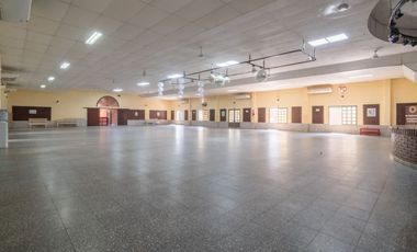 SE VENDE SALON DE EVENTOS Y 4 LOCALES COMERCIALES