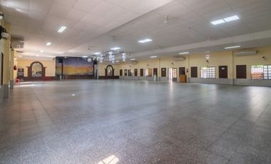 SE VENDE SALON DE EVENTOS Y 4 LOCALES COMERCIALES