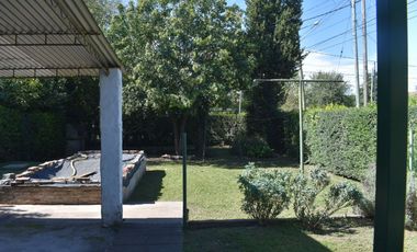 VENTA CASA CON PILETA EN MORENO