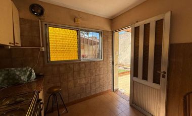VENTA CASA DOS AMB C/COCHERA, PATIO - APTO CREDITO
