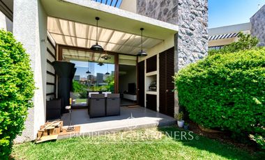 Departamento tipo Townhouse, en primer piso