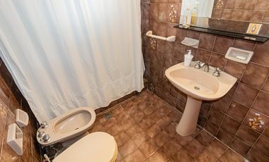 VENTA • OLIVOS • CASA • 6 AMBIENTES • 3 COCHERAS