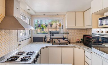 VENTA • OLIVOS • CASA • 6 AMBIENTES • 3 COCHERAS