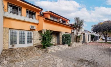 VENTA • OLIVOS • CASA • 6 AMBIENTES • 3 COCHERAS