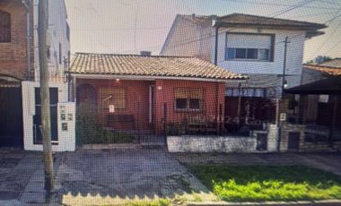 Casa 3 ambientes gran jardín. Martínez.