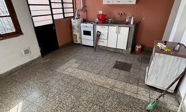 Casa 3 ambientes gran jardín. Martínez.