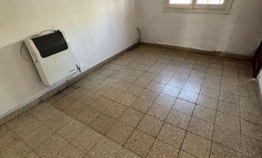 Casa 3 ambientes gran jardín. Martínez.