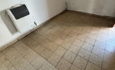 Casa 3 ambientes gran jardín. Martínez.
